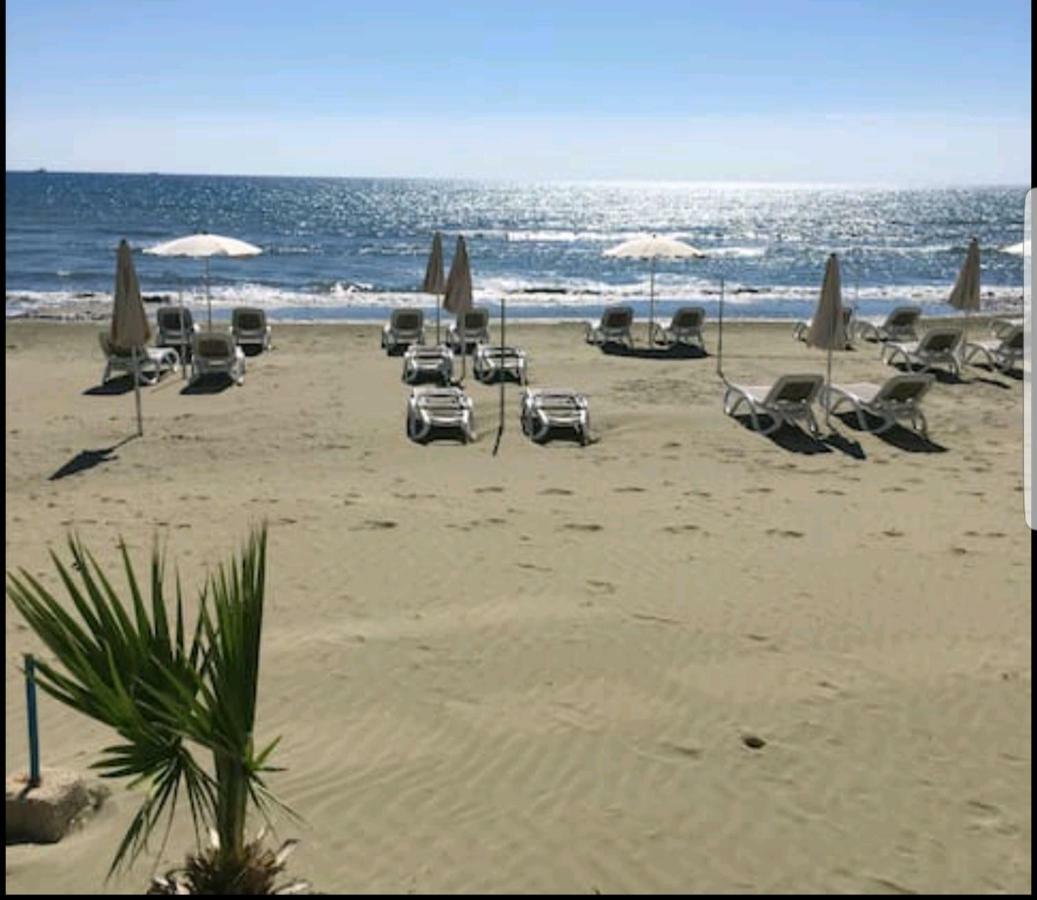Bettys 1Br Seafront Apt Larnaca Exterior photo