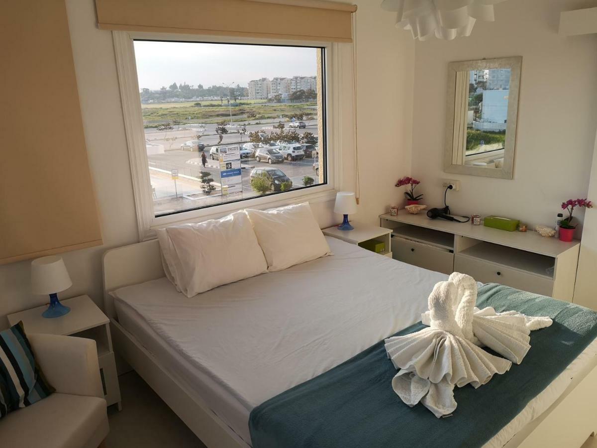 Bettys 1Br Seafront Apt Larnaca Exterior photo