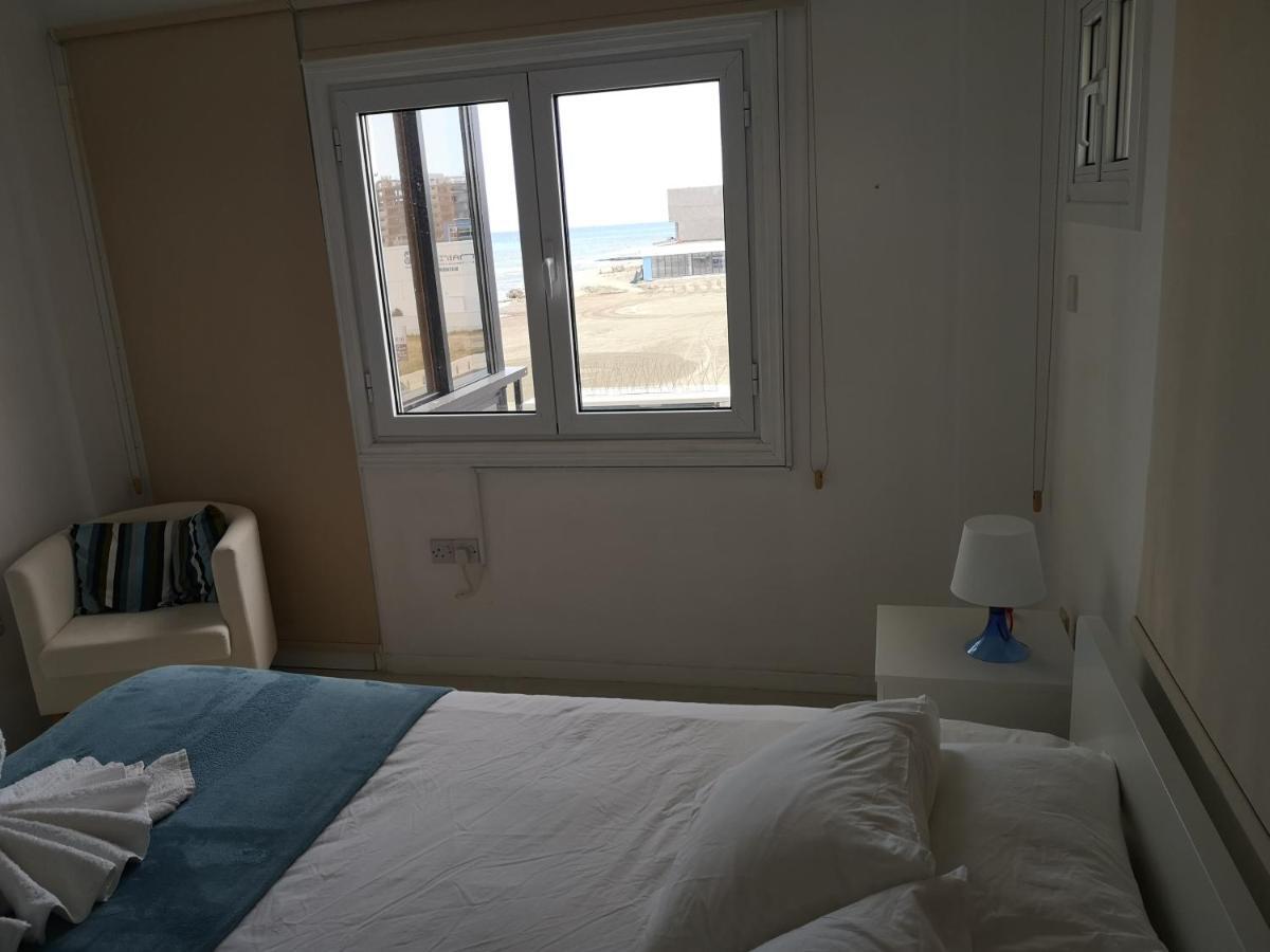 Bettys 1Br Seafront Apt Larnaca Exterior photo